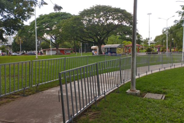 ## **Datos Interesantes sobre las Vallas de Seguridad y su Uso en Eventos de Tabasco** La renta de vallas en Tabasco no solo es una medida de seguridad, sino una **inversión inteligente** para garantizar el éxito de cualquier evento. A continuación, presentamos datos clave que todo organizador debe conocer: ### **1. Resistencia y Durabilidad** - Las vallas metálicas usadas en eventos masivos pueden soportar **impactos de más de 500 kg de fuerza**, gracias a su estructura de acero galvanizado. - En zonas con alta humedad (como Tabasco), se aplican **tratamientos anticorrosivos** para mayor durabilidad. ### **2. Normativas Oficiales** - Según Protección Civil de Tabasco, los eventos con más de **500 personas** deben incluir vallas de seguridad perimetrales. - Las vallas para conciertos deben tener una altura mínima de **2.5 metros** para evitar invasiones al escenario. ### **3. Innovación en Diseño** - Algunas vallas ahora incluyen **paneles LED** para publicidad o información del evento. - Existen modelos **plegables con ruedas** para facilitar su transporte y almacenamiento. ### **4. Costo-Beneficio** - Rentar vallas es **60% más económico** que comprarlas, especialmente para eventos únicos. - Un accidente por falta de vallas puede generar multas de **hasta $100,000 MXN** según la Ley de Responsabilidad Civil de Tabasco. --- ## **Eventos Más Importantes en Tabasco que Requieren Vallas de Seguridad** Estos son algunos de los eventos más destacados en la región donde las vallas juegan un papel crucial: ### **1. Feria Tabasco** - **Ubicación:** Villahermosa - **Necesidad:** Vallas perimetrales para controlar el acceso a más de **10,000 visitantes diarios**. ### **2. Carnaval de Villahermosa** - **Requerimiento:** Barreras móviles para desfiles y conciertos al aire libre. ### **3. Festival Internacional de Jazz** - **Seguridad:** Vallas metálicas alrededor del escenario principal. ### **4. Eventos Deportivos (Olímpika, Estadio Centenario)** - **Uso:** Vallas anti-impacto para separar a los aficionados del campo. ### **5. Ferias Ganaderas (Comalcalco, Cárdenas)** - **Función:** Delimitar áreas de animales y público. ### **6. Eventos Gubernamentales (Informes, Campañas Políticas)** - **Protección:** Vallas de concreto ("New Jersey") para evitar el paso de vehículos no autorizados. --- ## **¿Por Qué Elegirnos para Renta de Vallas en Tabasco?** - **Amplio inventario:** Vallas metálicas, plegables, decorativas y de concreto. - **Instalación rápida:** Equipo especializado en eventos de última hora. - **Asesoría legal:** Te ayudamos a cumplir con **todas las normativas locales**. 📞 *¿Necesitas vallas para tu próximo evento?* **[Contáctanos hoy mismo](#)** y recibe una solución a medida. --- ### **Optimización SEO** - **Palabras clave integradas:** - *"renta de vallas en Tabasco"* - *"vallas para eventos masivos en Villahermosa"* - *"proveedores de seguridad para conciertos"* - **Enlace recomendado:** [Reglamento de Eventos Masivos en Tabasco](https://www.tabasco.gob.mx/transparencia). 🔹 *Conoce más sobre nuestros servicios en [carpasygradastabasco.com](#).*